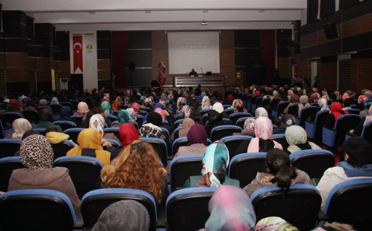 Yazar Vakkasoğlu\'ndan \'Mevlana ve Aşk\' Konulu Konferans