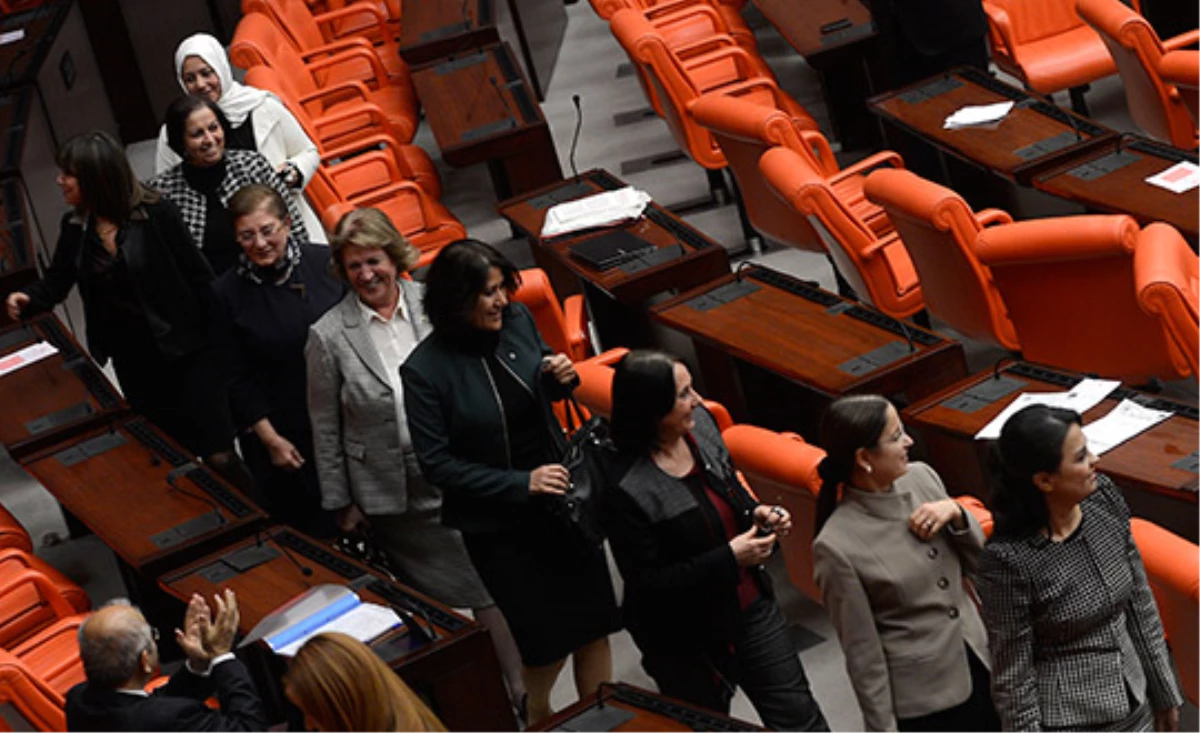 Aile ve Sosyal Politikalar Bakanı Şahin, Kadın Milletvekillerine Veda Yemeği Verdi