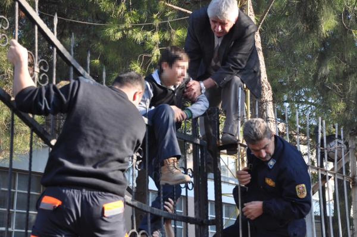 Bacağına Demir Korkuluk Saplandı