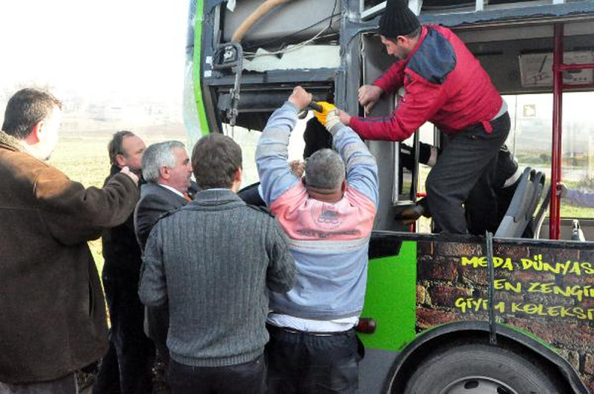 Belediye Otobüsü, Otomobil ve Traktör Kaza Yaptı: 5 Yaralı