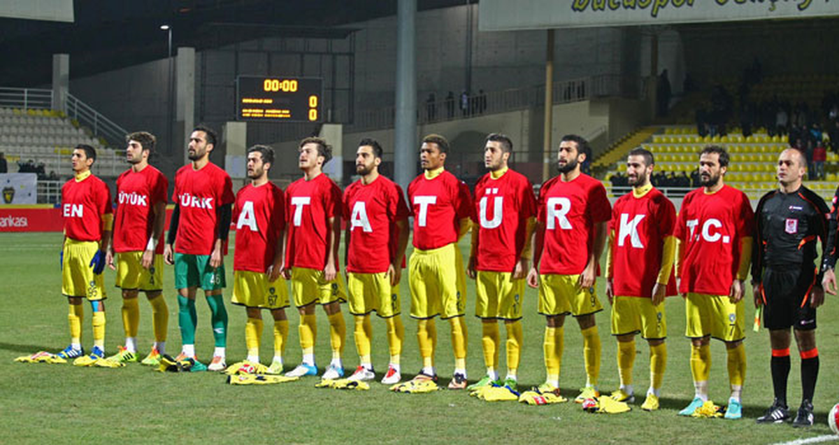 Bucaspor \'En büyük Türk Atatürk T.C\' Yazılı Tişört Giydi