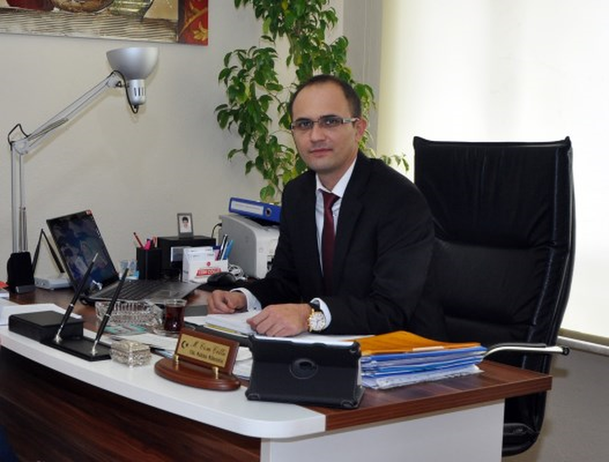 Cem Çöllü "Yüce Türk Milleti\'ne Başlığı Dilerim"
