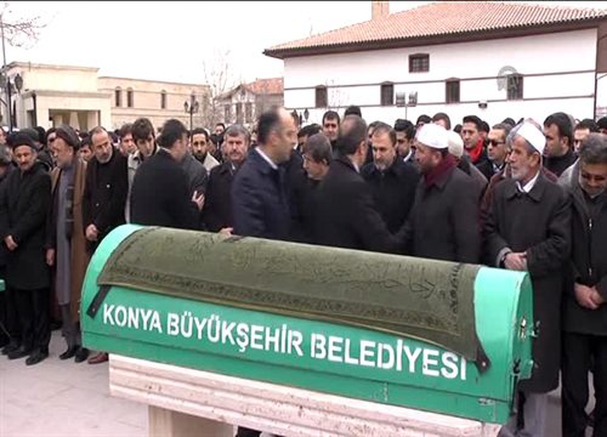 Davutoğlu, annesinin mezarını ziyaret etti -