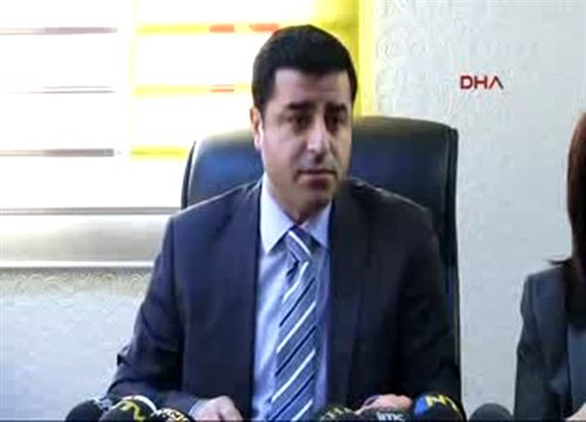 Diyarbakır3demirtaş: Biz AKP ve Cemaatten Yana Değil Adaletten Yanayız