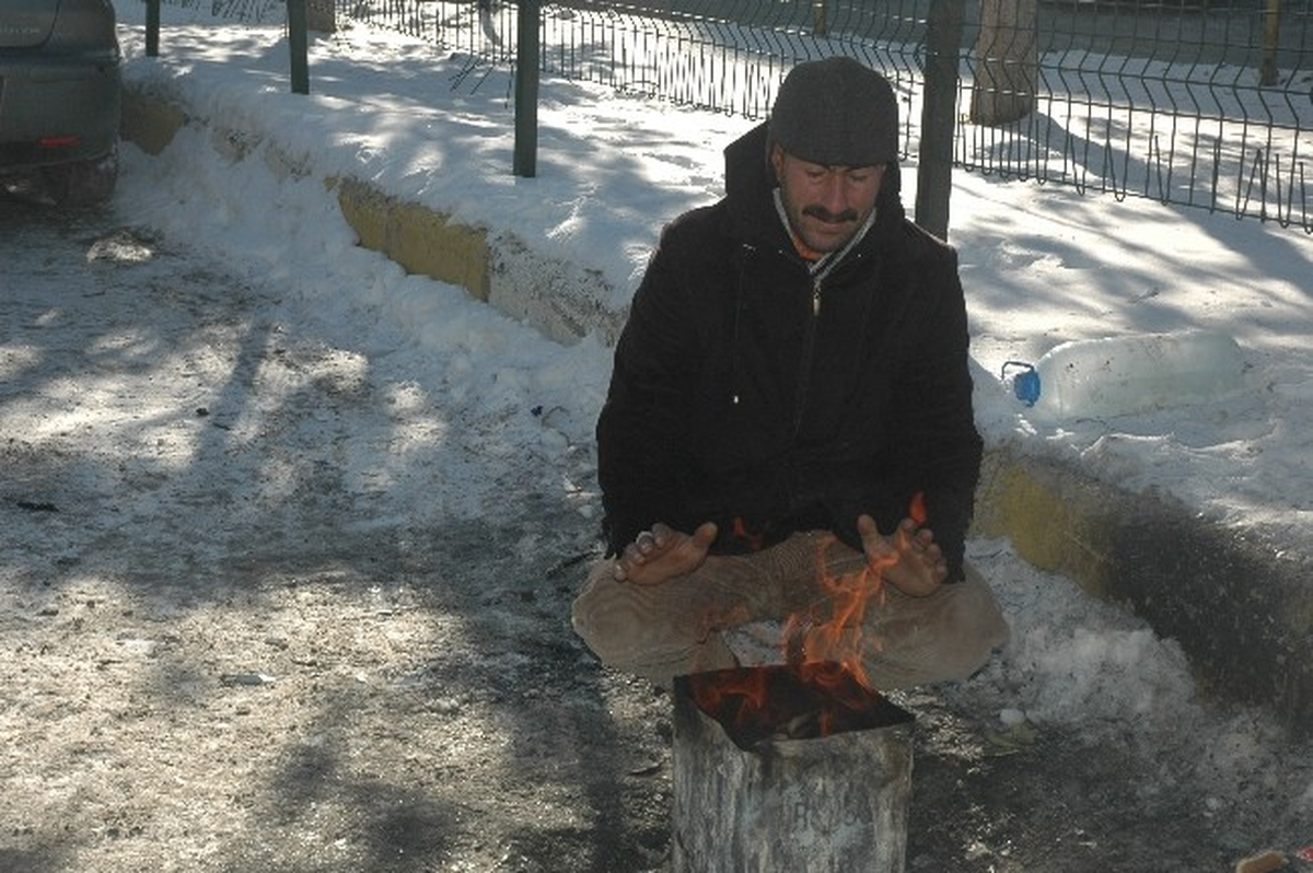 Donan Araçlarını Isıtmak İçin Altında Ateş Yaktılar