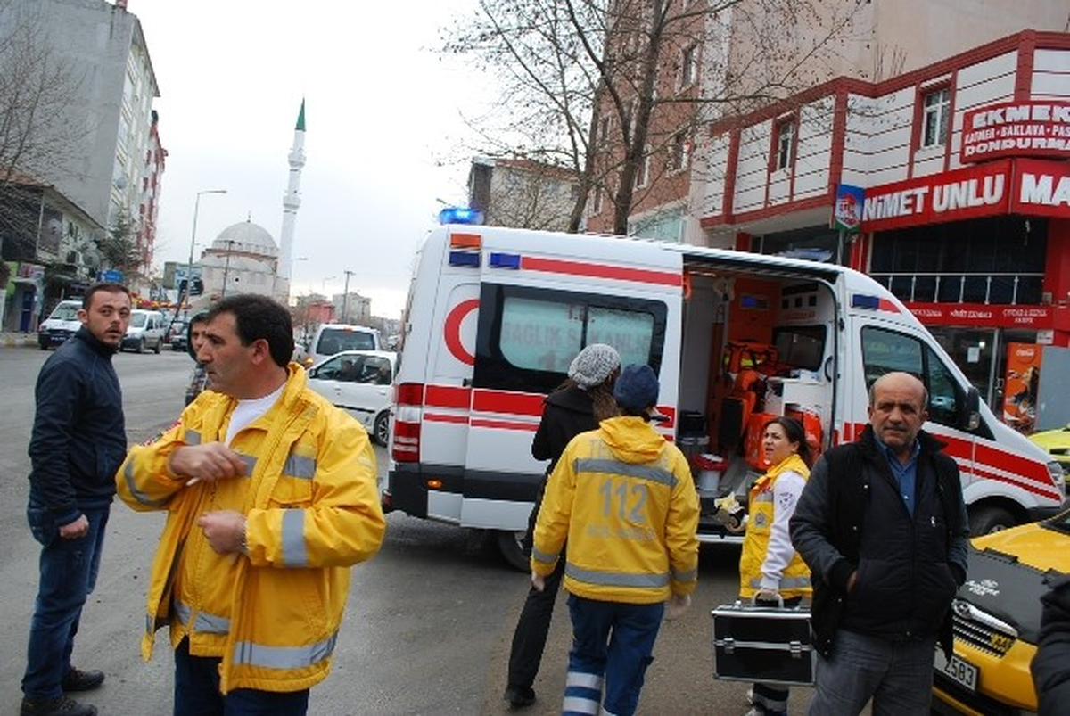 Duran Minibüse Çarptı