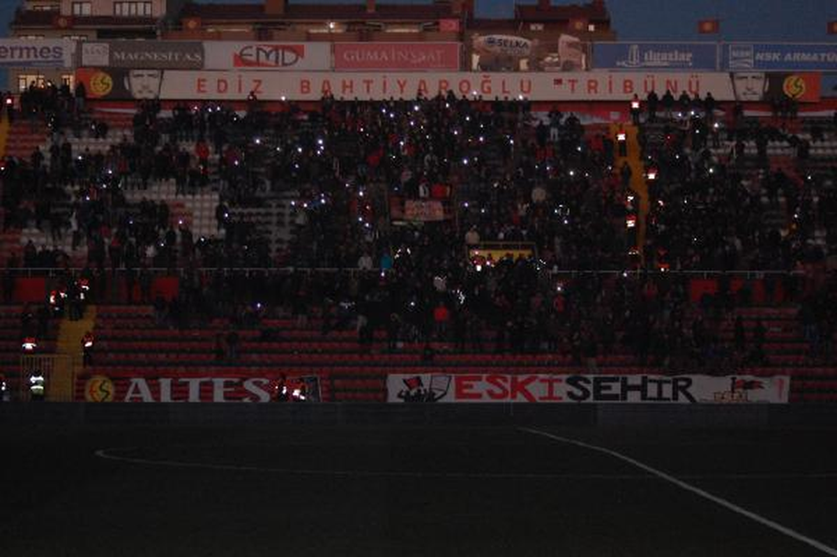 Eskişehirspor-Fethiyespor Maçında Elektrik Kesildi
