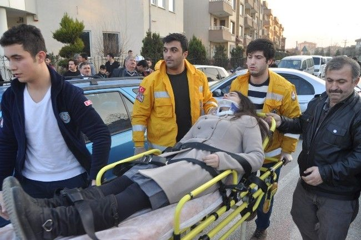 İnegöl\'de Zincirleme Trafik Kazası: 2 Yaralı