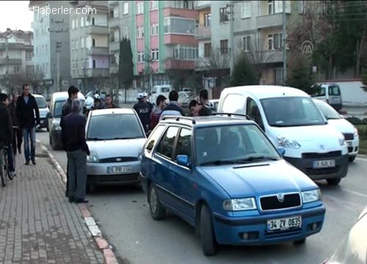 İnegöl\'de Zincirleme Trafik Kazası: 2 Yaralı