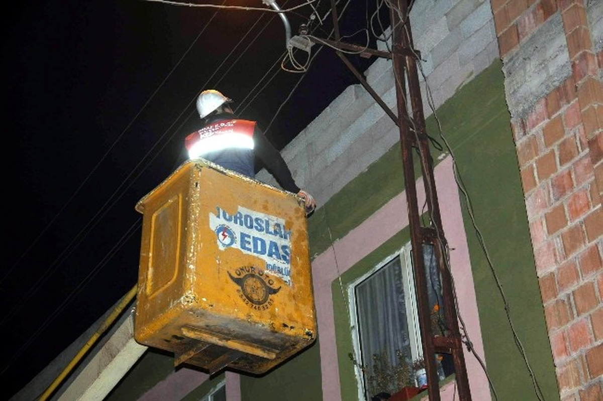 Şanlıurfa\'da DEDAŞ Kaçak Elektrik Kullanan Evleri Bastı