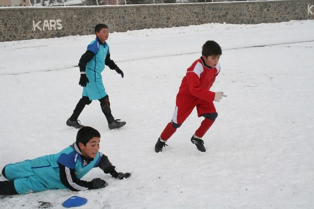 Kars\'ta Okullar Arası Futbol Karşılaşmaları Devam Ediyor