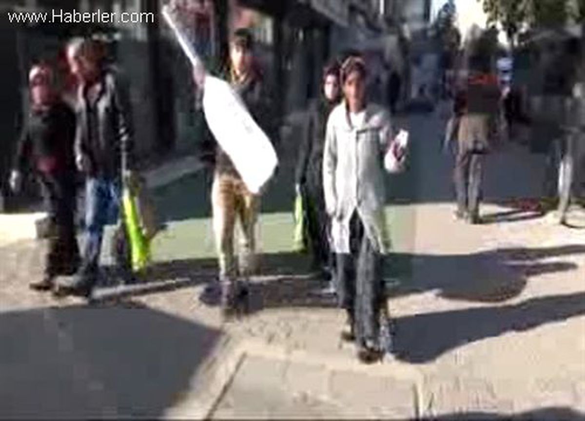 Kayıp Kızını Sokak Sokak Arıyor