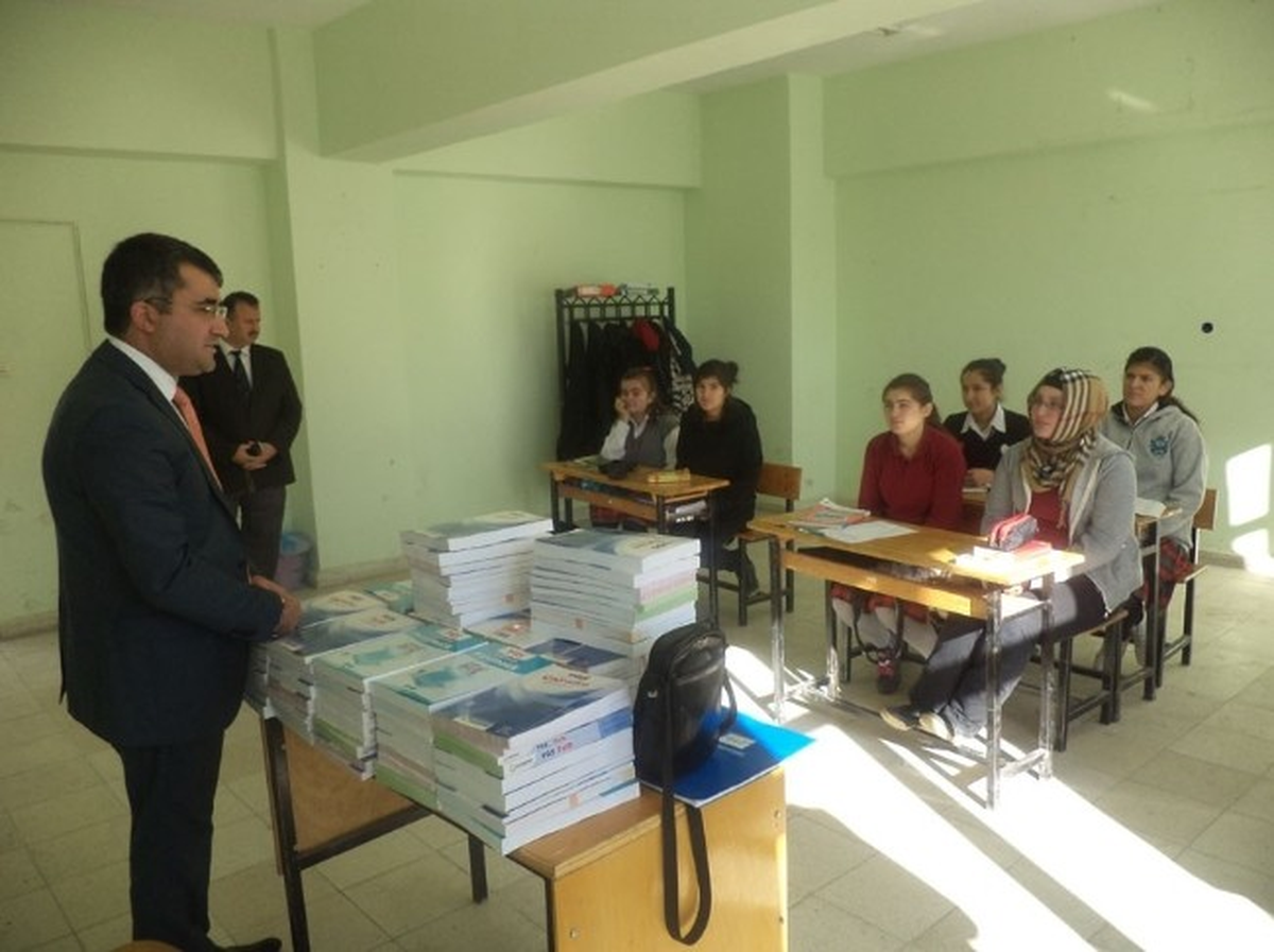 Kaymakamlıktan Öğrencilere Kaynak Kitap Desteği