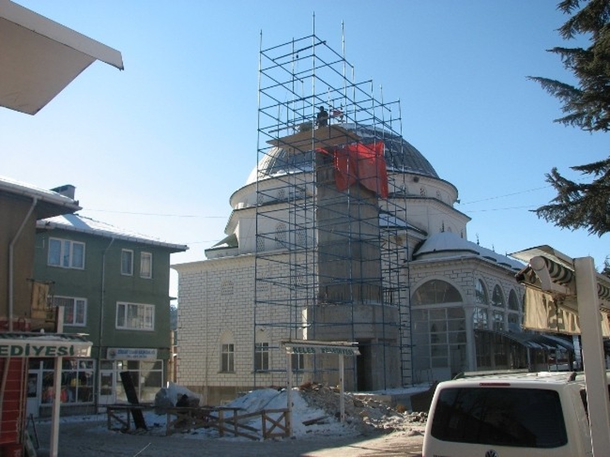 Keles Merkez Camii Haşerelerden Deve Kuşu Yumurtası ile Korunacak