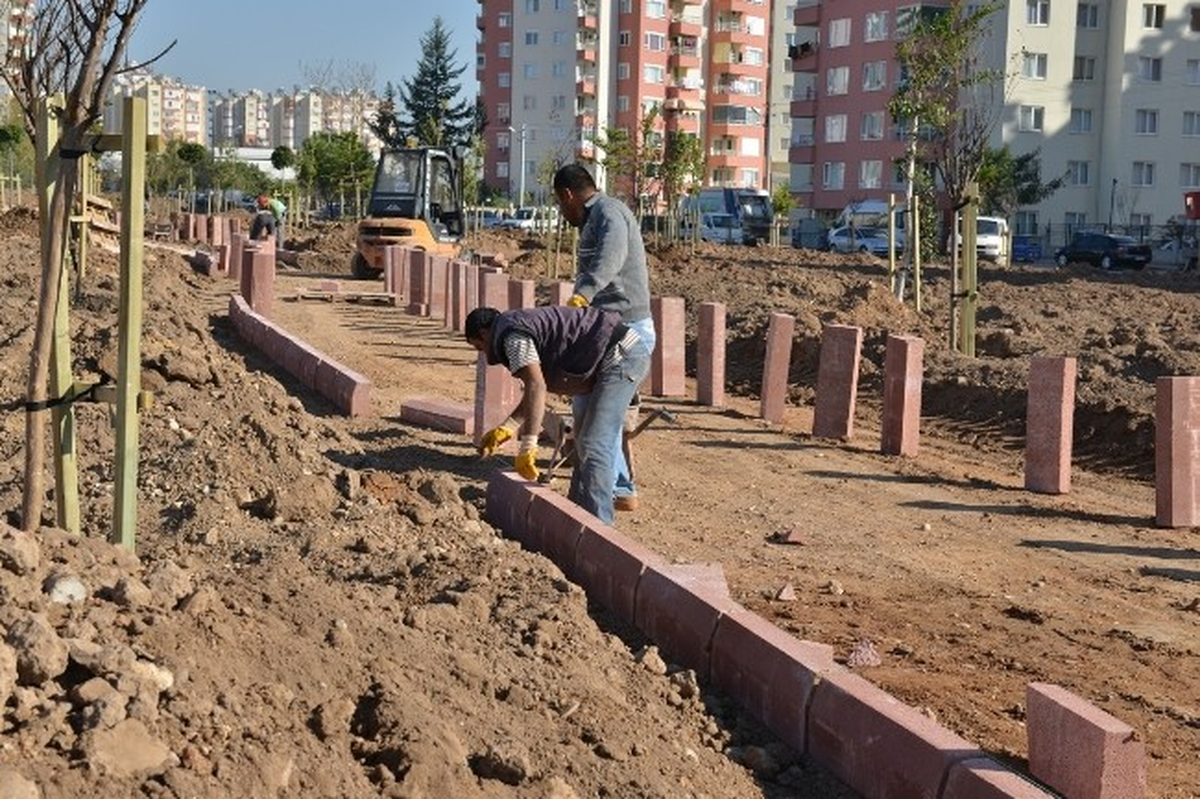 Konyaaltı 23 Nisan Parkı'na 115 Ağaç Dikildi