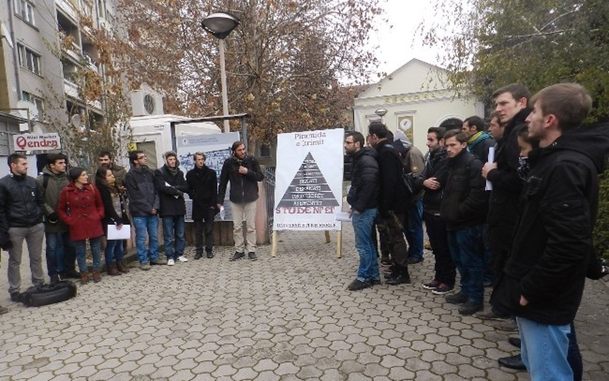 Kosova\'da Öğrenciler, Yolsuzluklara Karşı Eylem Yaptı