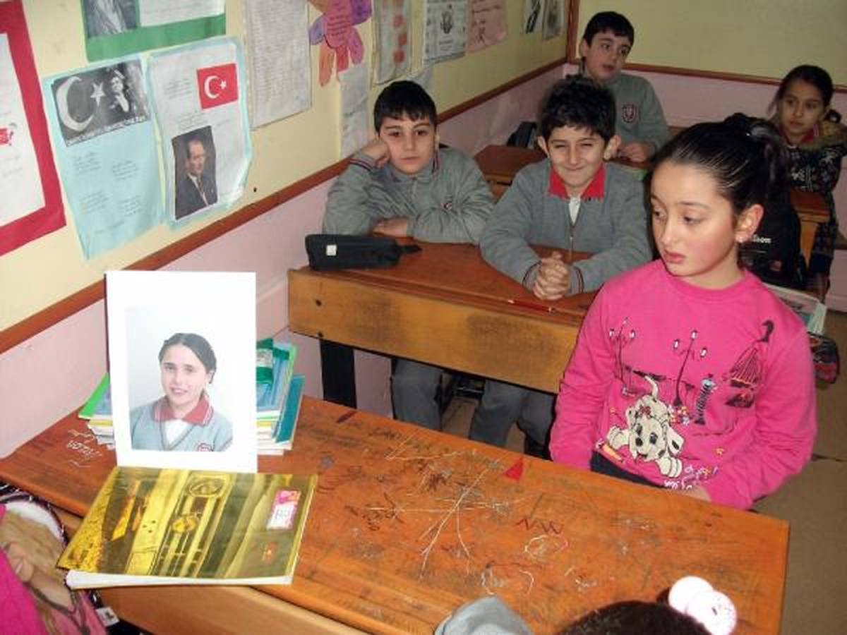Küçük Azra İçin Gözyaşı