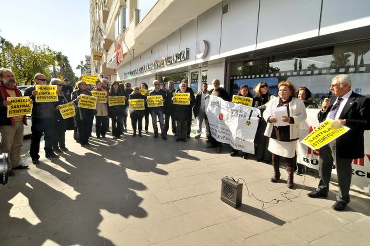Mersin\'de Nükleer Karşıtlarından Şarkılı Tepki