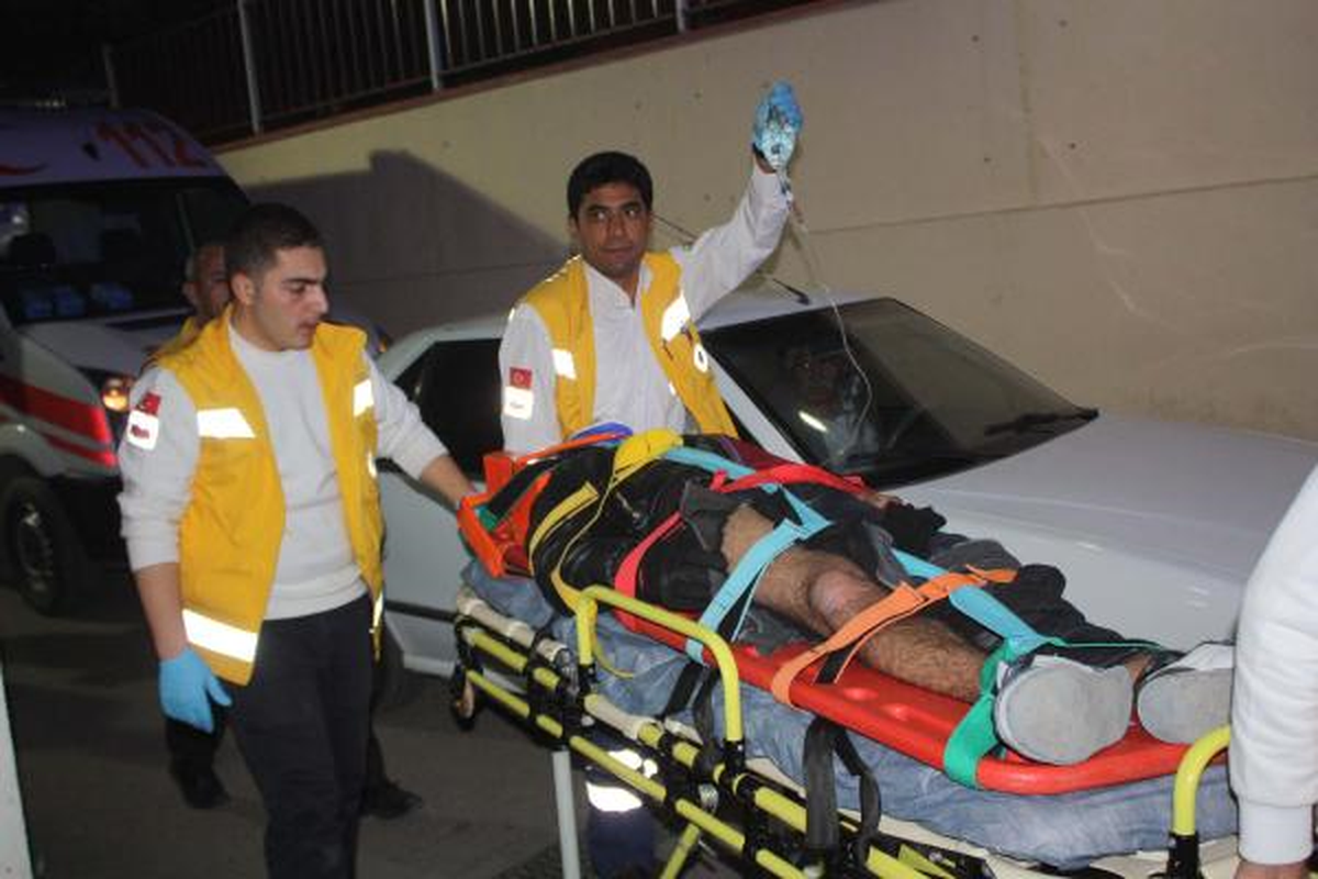 Motosiklet Hafif Ticari Araca Çarptı: 3 Yaralı