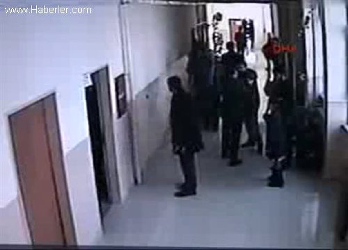 Öğrenci Yakınları Öğretmeni Hastanelik Etti