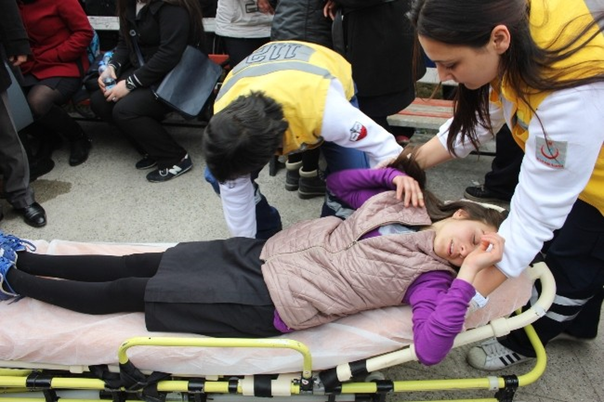 Okulda Çıkan Yangında 2 Öğrenci Dumandan Zehirlendi