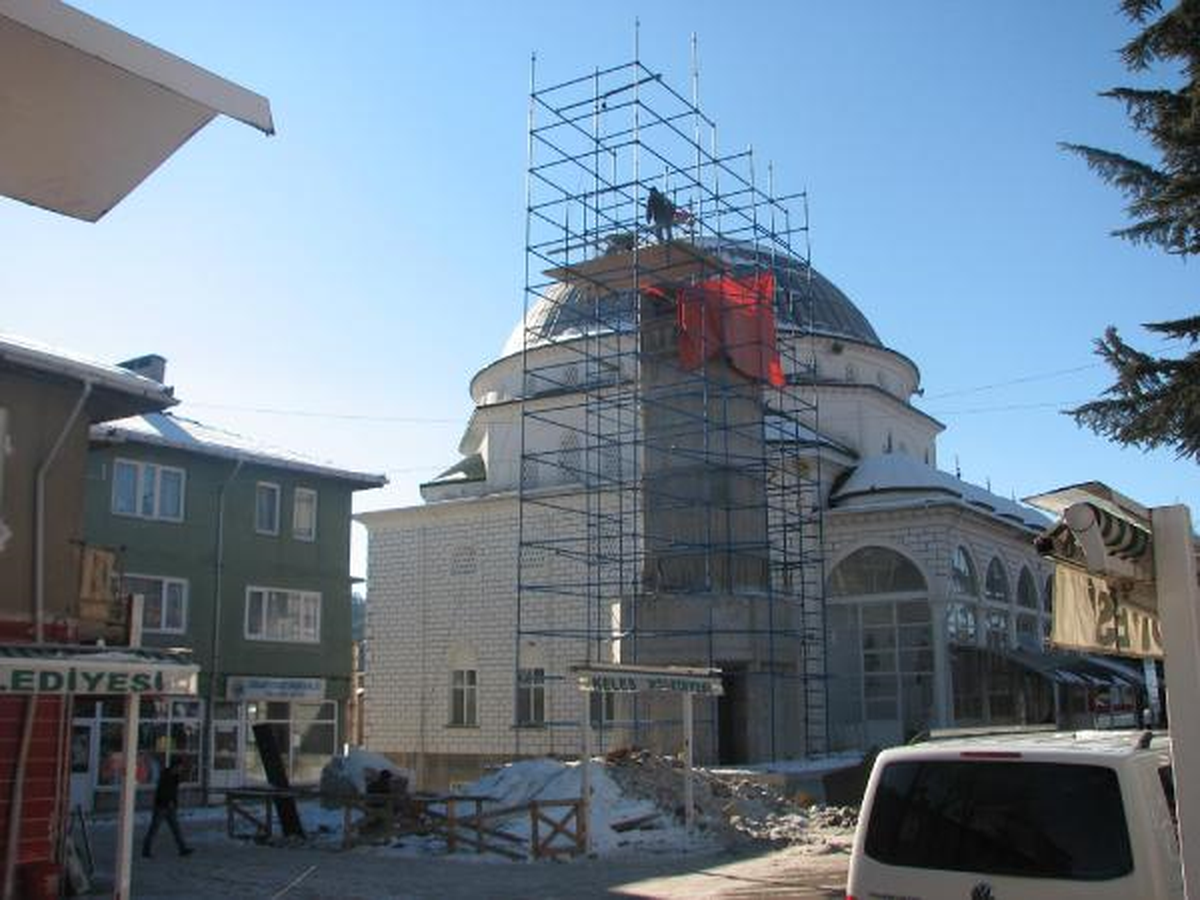 Onarımdaki Camiye Haşere İçin Devekuşu Yumurtası