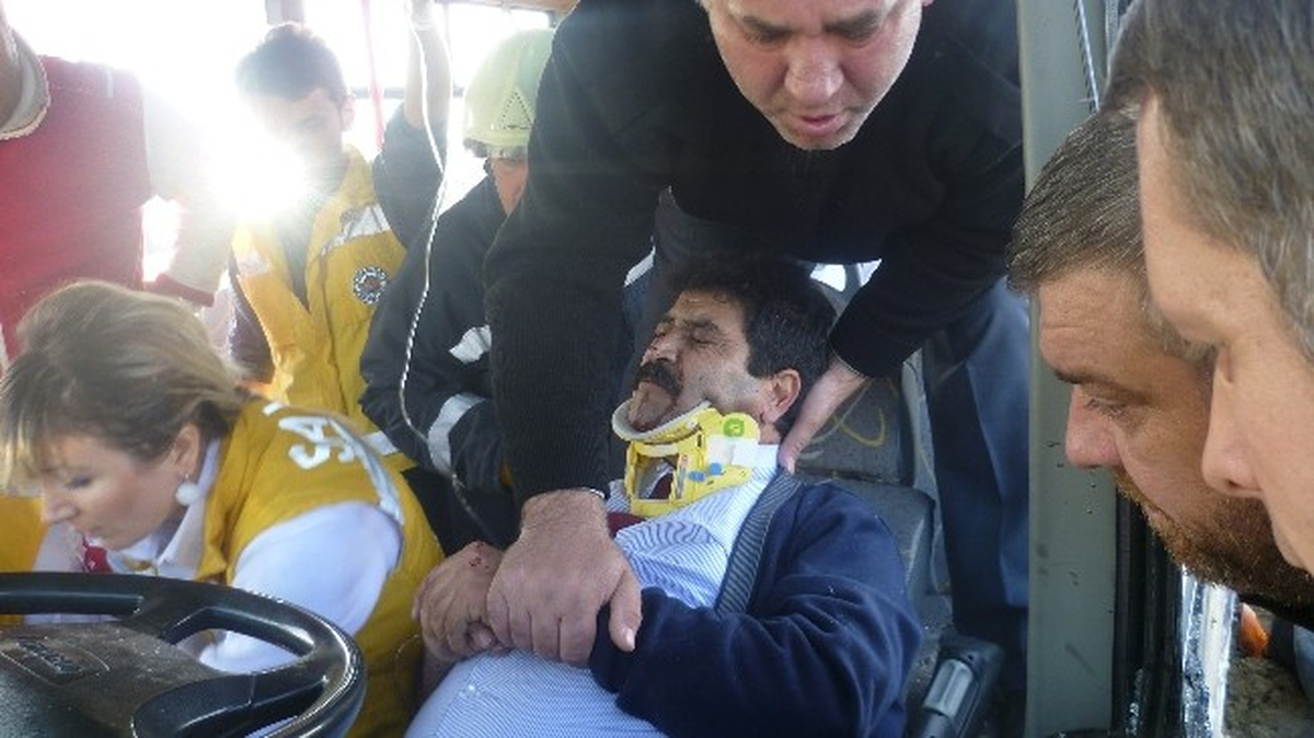 Sakarya\'da Yolcu Otobüsü ve Traktör Çarpıştı: 1\'i Ağır 5 Yaralı