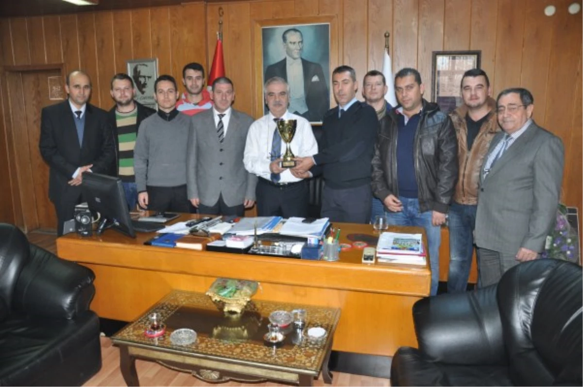 Şampiyon Belediyespor 1.lik Kupasını Özcan\'a Hediye Etti