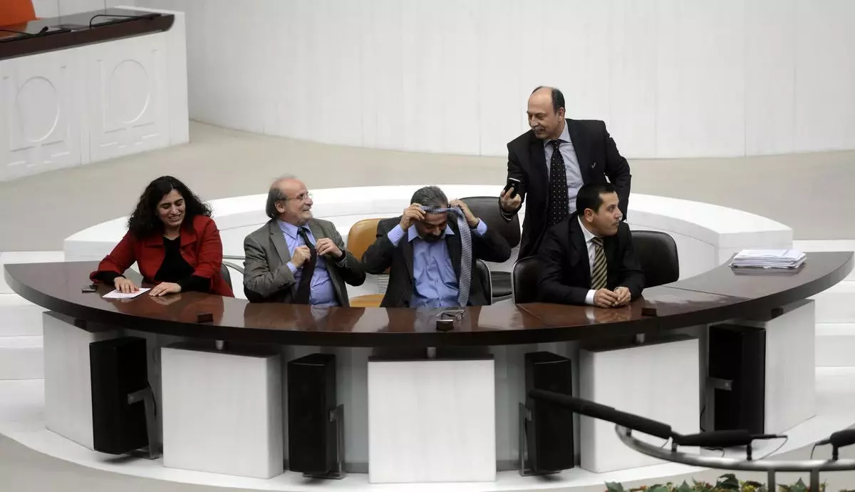 Sırrı Süreyya Önder Genel Kurul\'da Kravatını Çıkardı