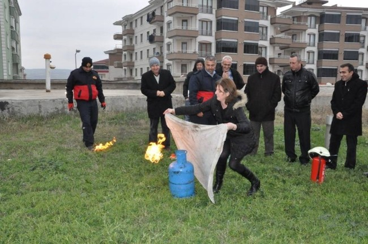Tekirdağ İtfaiyesi Belediye Çalışanlarına Yangın Söndürme Eğitimi Verdi