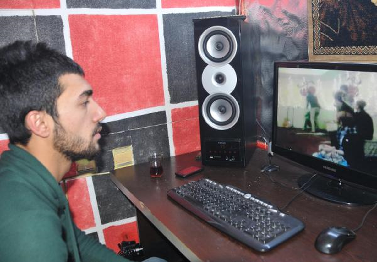 Yerel Sanatçı Sahnede Şarkı Söylerken Saldırıya Uğradı