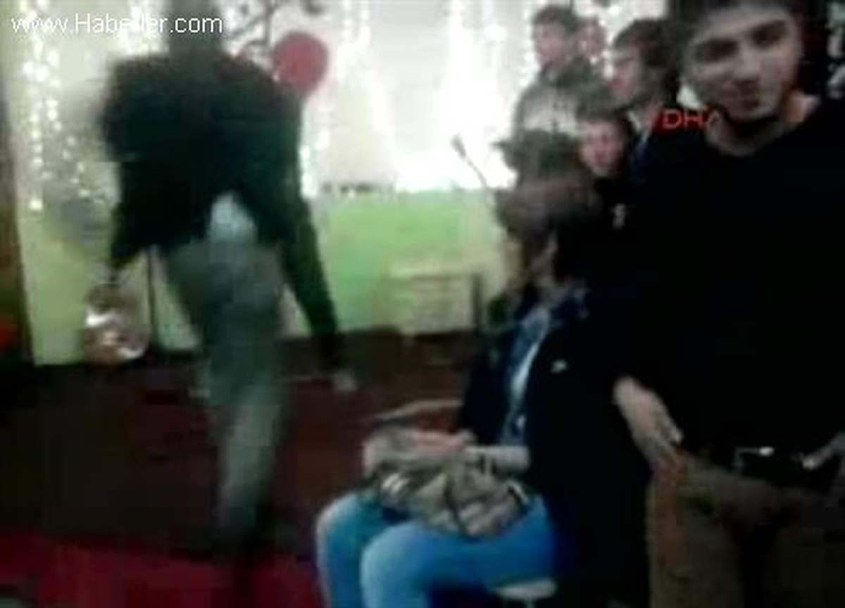 Yerel Sanatçı Sahnede Şarkı Söylerken Saldırıya Uğradı