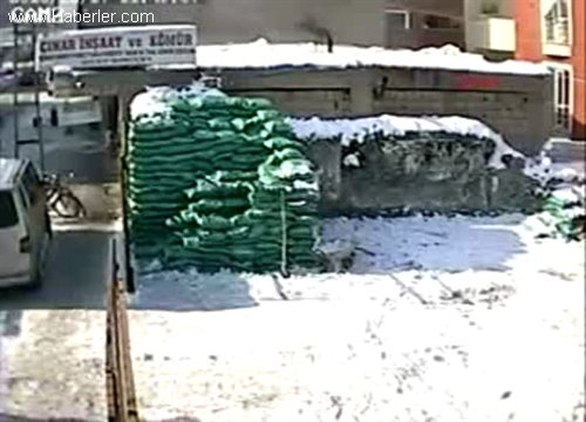 12 Yaşındaki Çocuğun Başına Tabanca Dayadı, 400 Lirayı Aldı