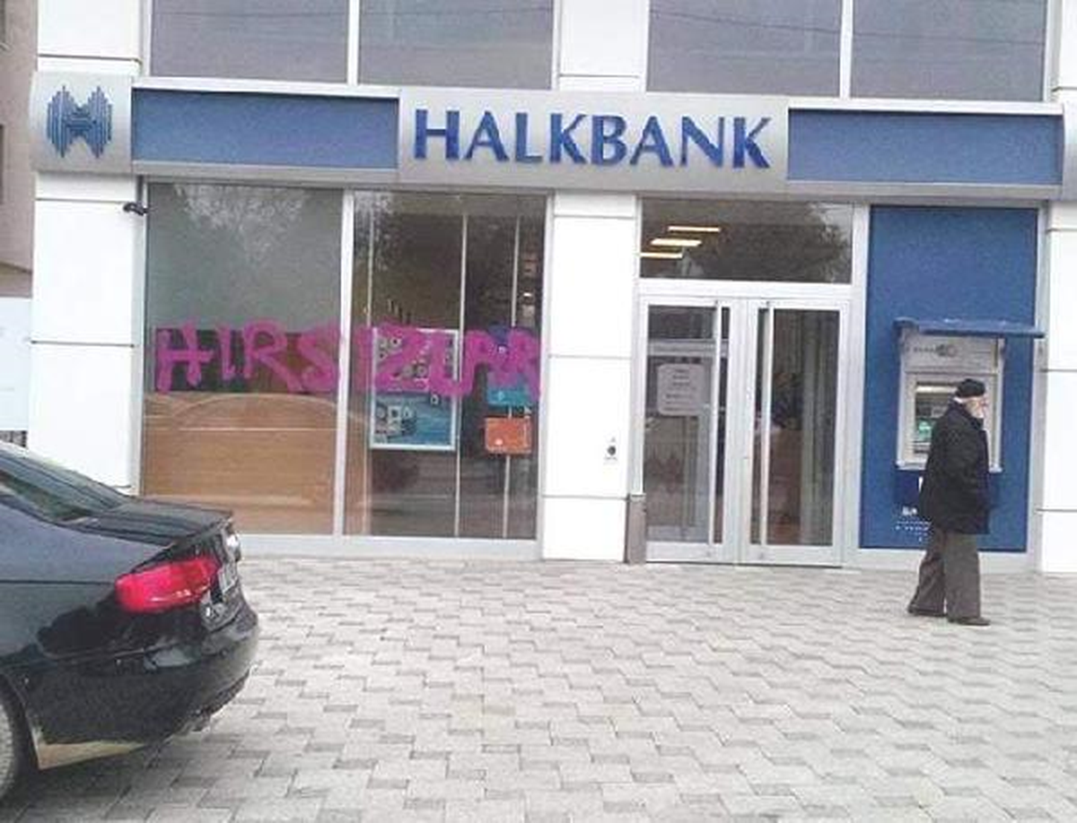 Bankanın Camına Yazı Yazdılar