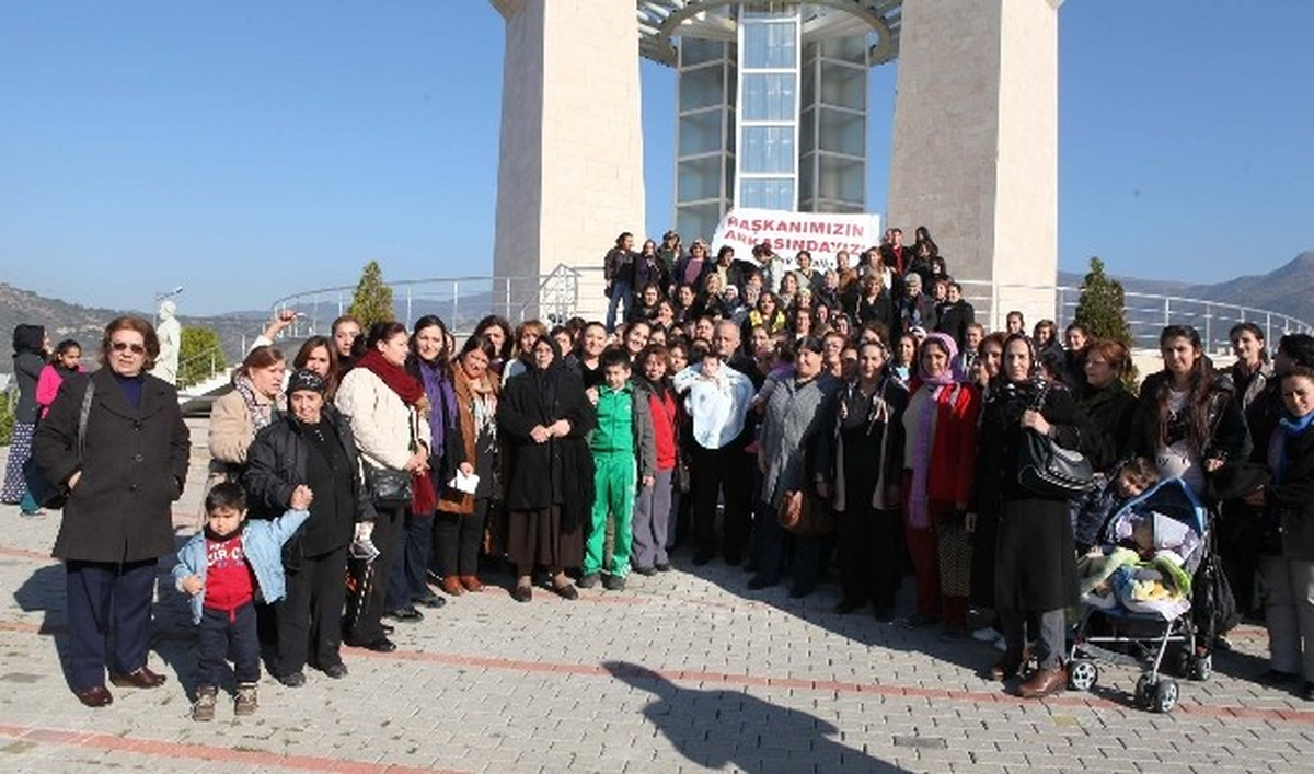 Bayraklılılar, Başkan Karabağ\'ı Bağırlarına Bastı