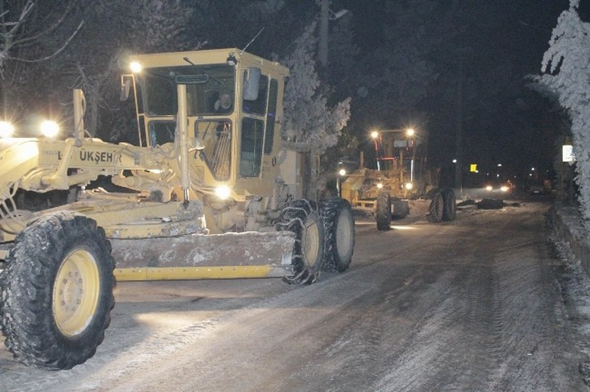 Belediye Ekiplerinden Eksi 10 Derecede Kar Temizleme Çalışması