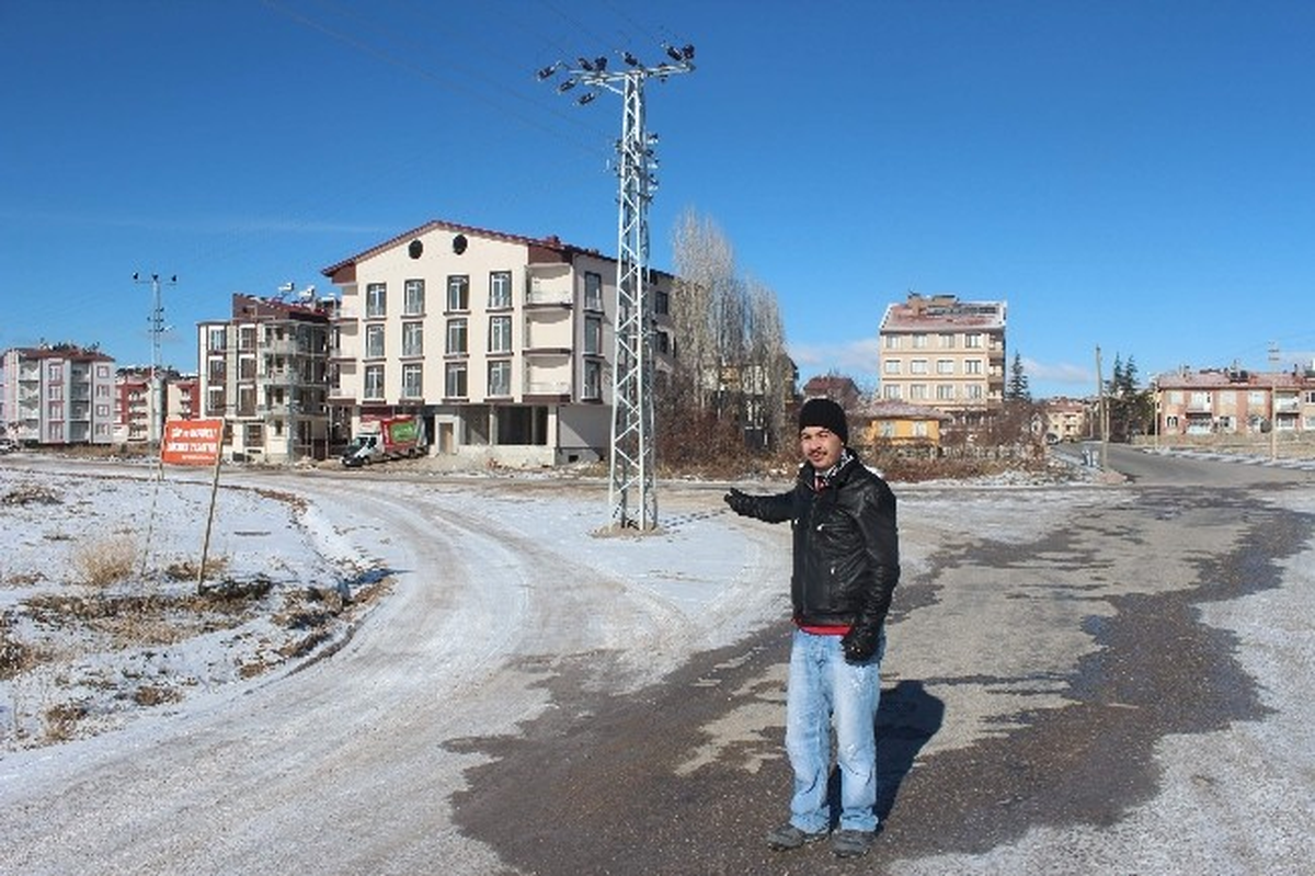 Beyşehir\'de Yol Ortasında Kalan Direk Korkutuyor