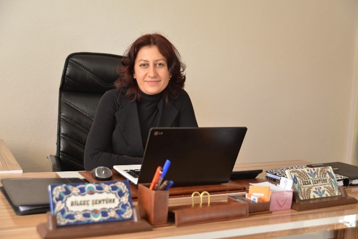 Bıçkı Makinesinde Bir Kadın