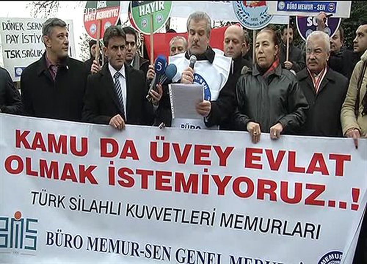 Büro Memur-Sen üyeleri TBMM önünde pankart açtı -