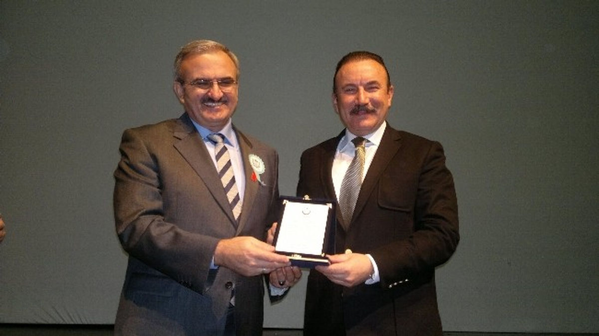 Bursa Valisi\'nden Başkan Doğan\'a Plaket