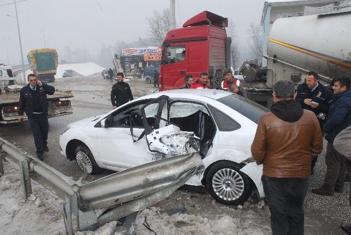 Düzce\'de Trafik Kazası : 2 Yaralı