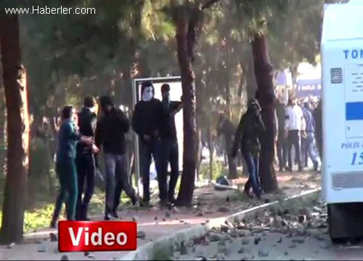 Ege Üniversitesi\'nde Eylemci Şahıs Toma Lastiğini Sökmeye Çalıştı