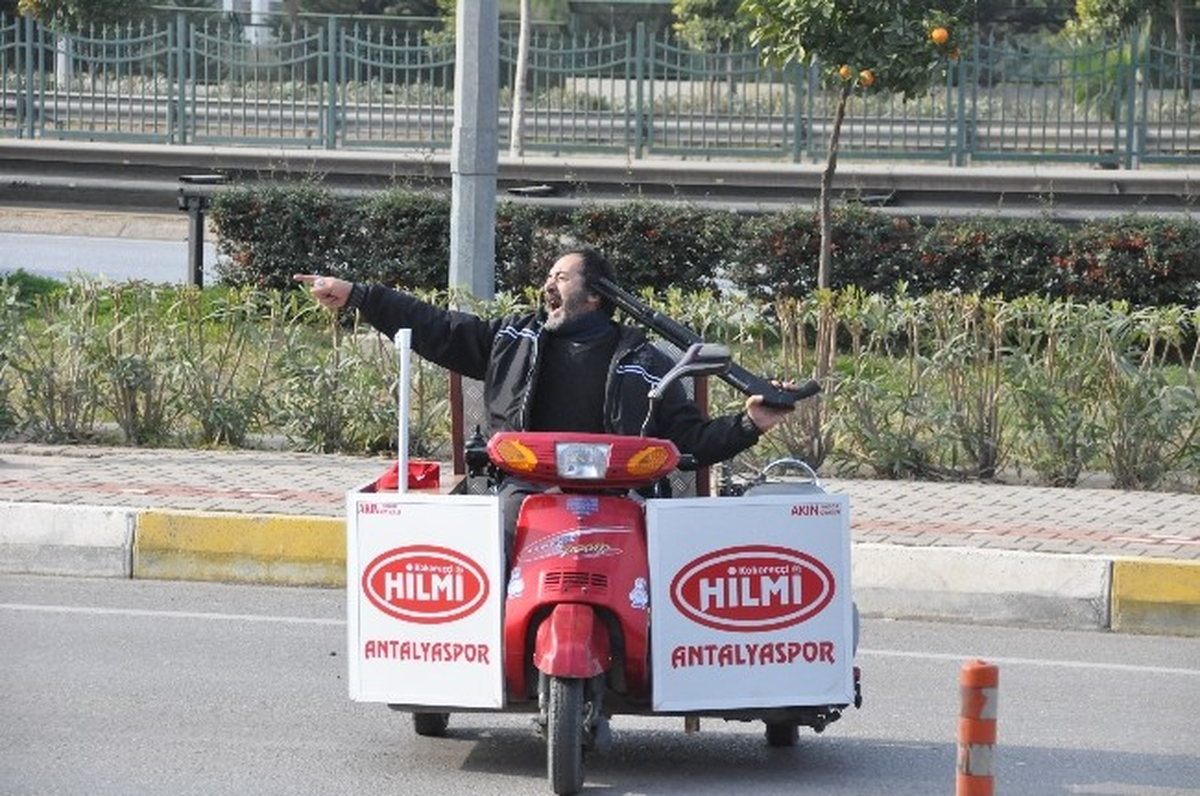 Engelli Eski Amigo Adliye Önünde İntihar Etmek İstedi