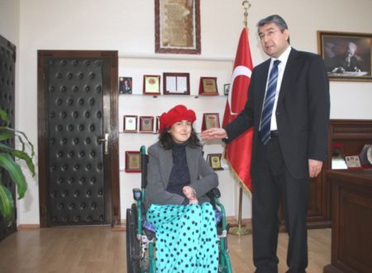 Ergani Kaymakamı Engelli Kıza Akülü Araç Verdi