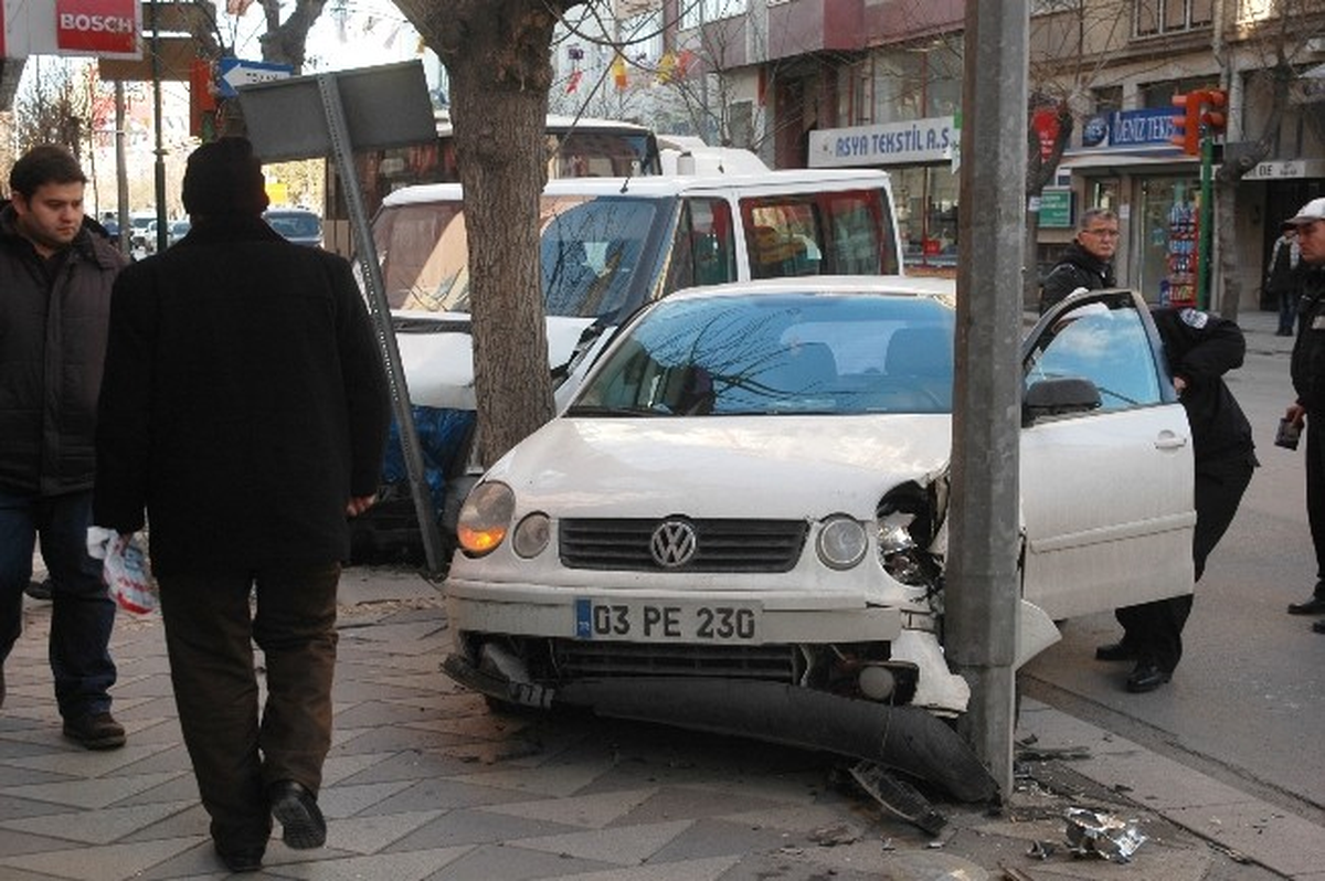 Eskişehir\'de Trafik Kazası: 3 Yaralı