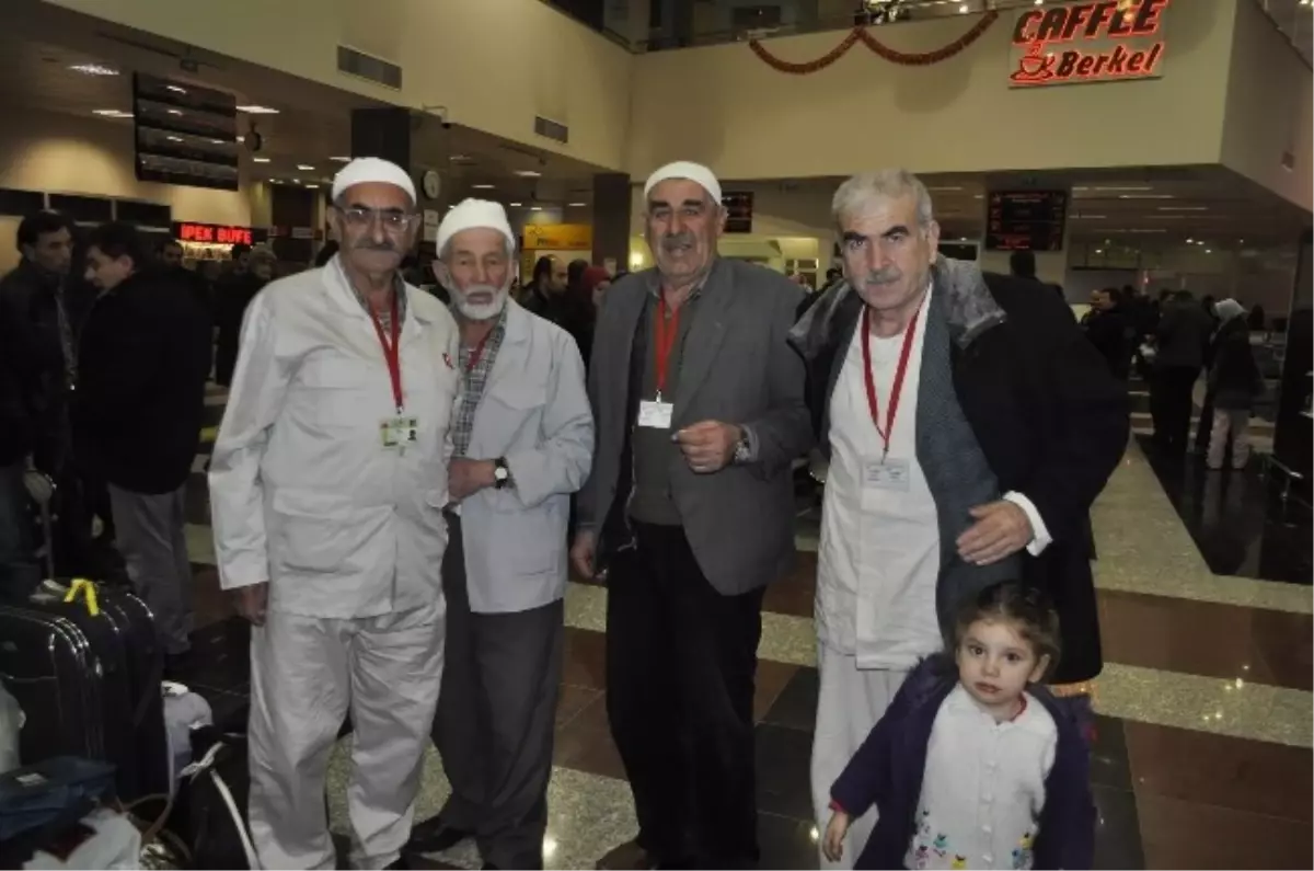 İlk Umre Kafilesi Yola Çıktı