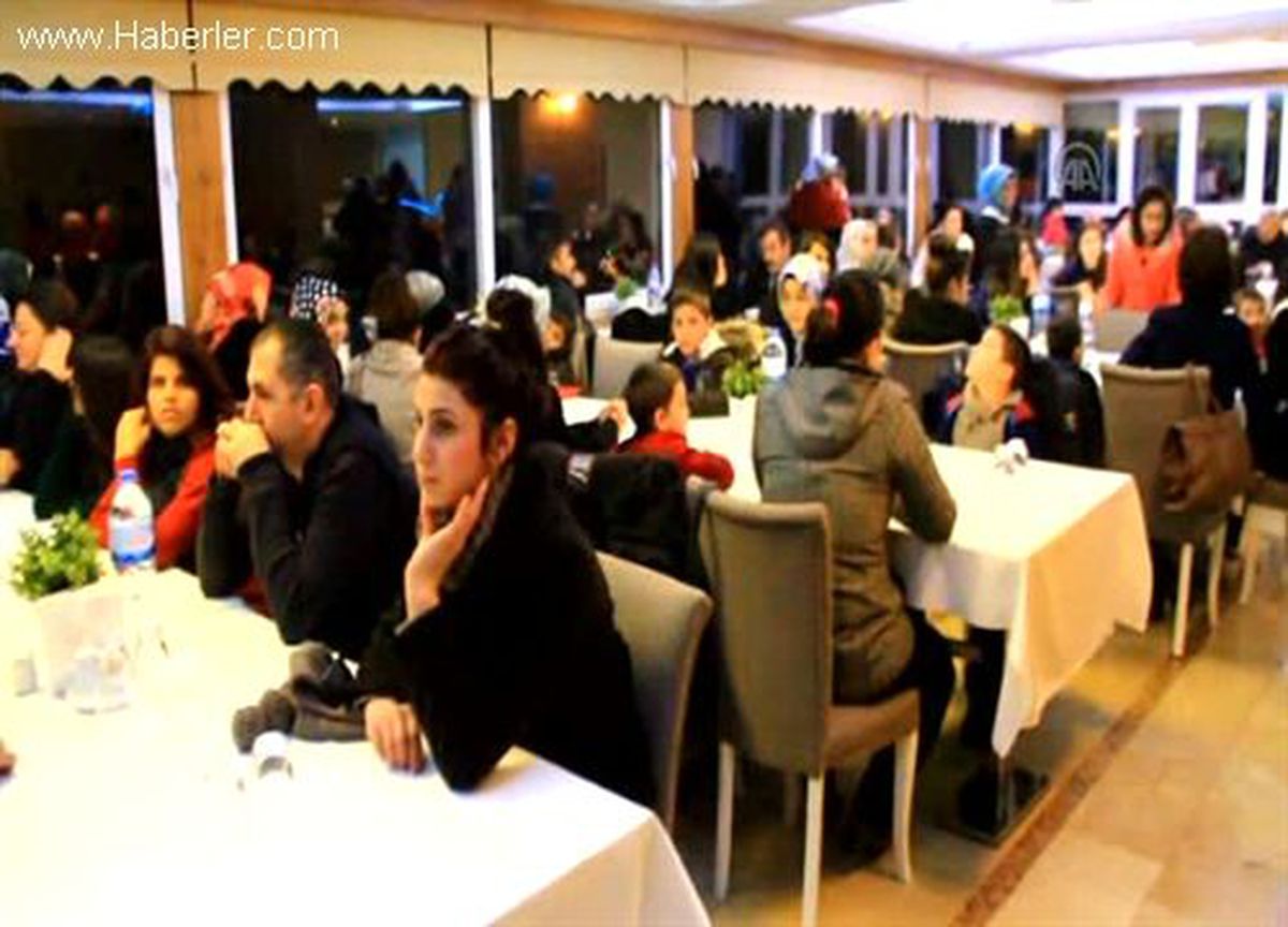 İş adamlarından kimsesiz çocuklara yemek -