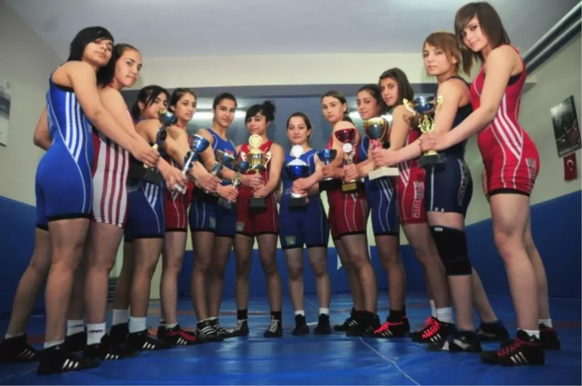 İzmir Büyükşehir Belediyespor Şampiyonlukla Döndü