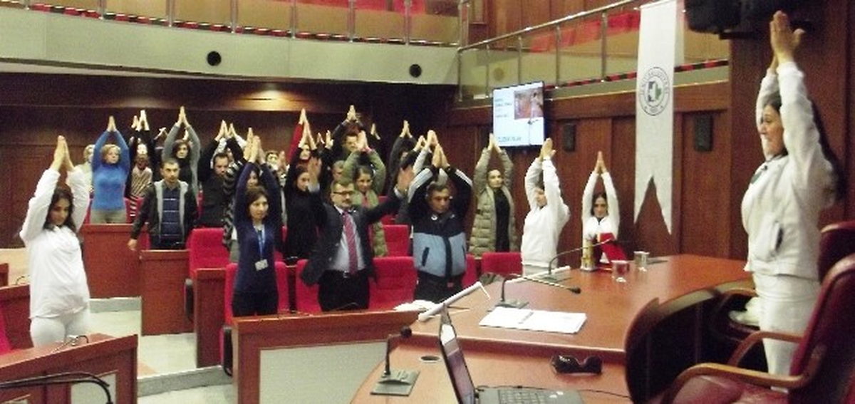 İzmit\'te 2 Bin 100 Kişiye Yoga Eğitimi Verildi