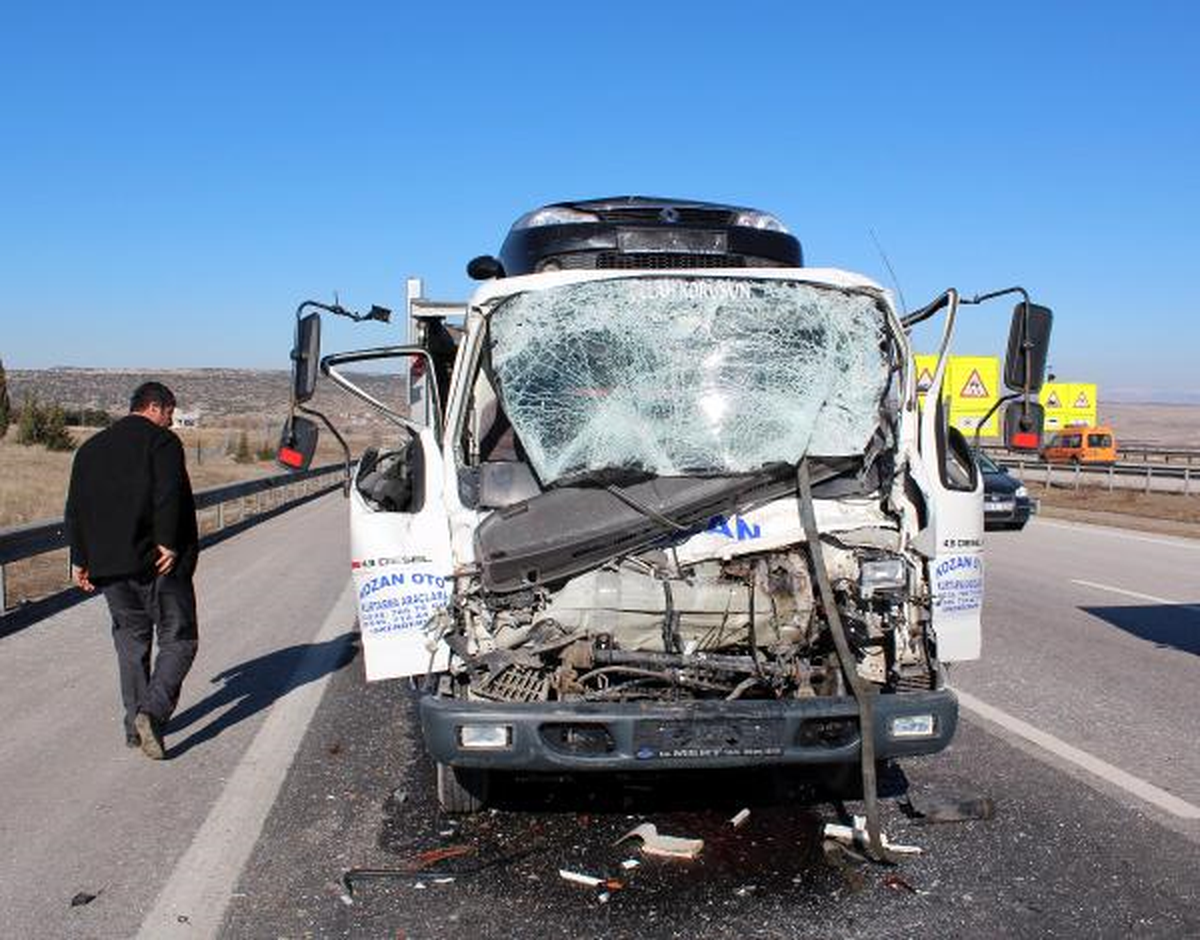 Kamyona Çarpan Çekicinin Sürücüsü Ağır Yaralandı